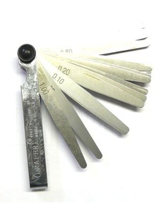 Galgas de espesor para controlar el juego de válvulas.